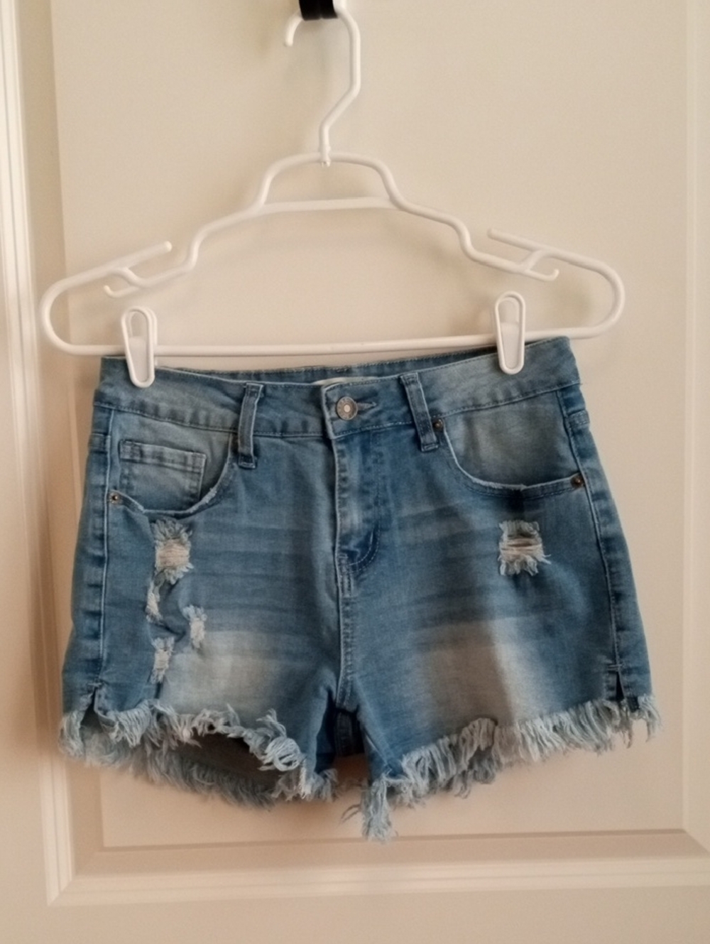 NWOT Women’s Light Blue Distressed Denim Jean Shorts with Frayed Hem. Size Small